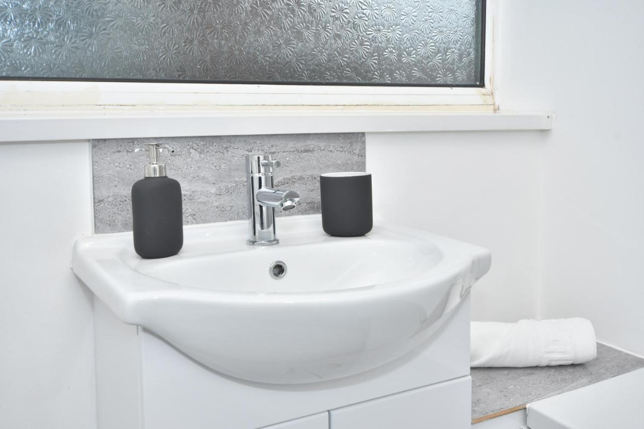 Parotia House By Yourstays - 3 Bedroom House In Stoke-on-Trent