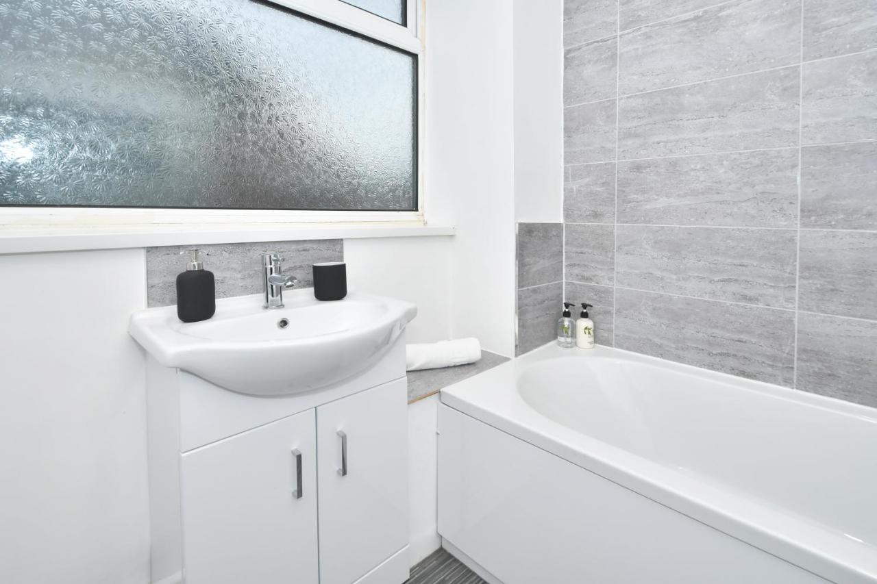 Apartment Parotia House By Yourstays - 3 Bedroom House In Stoke-on-Trent