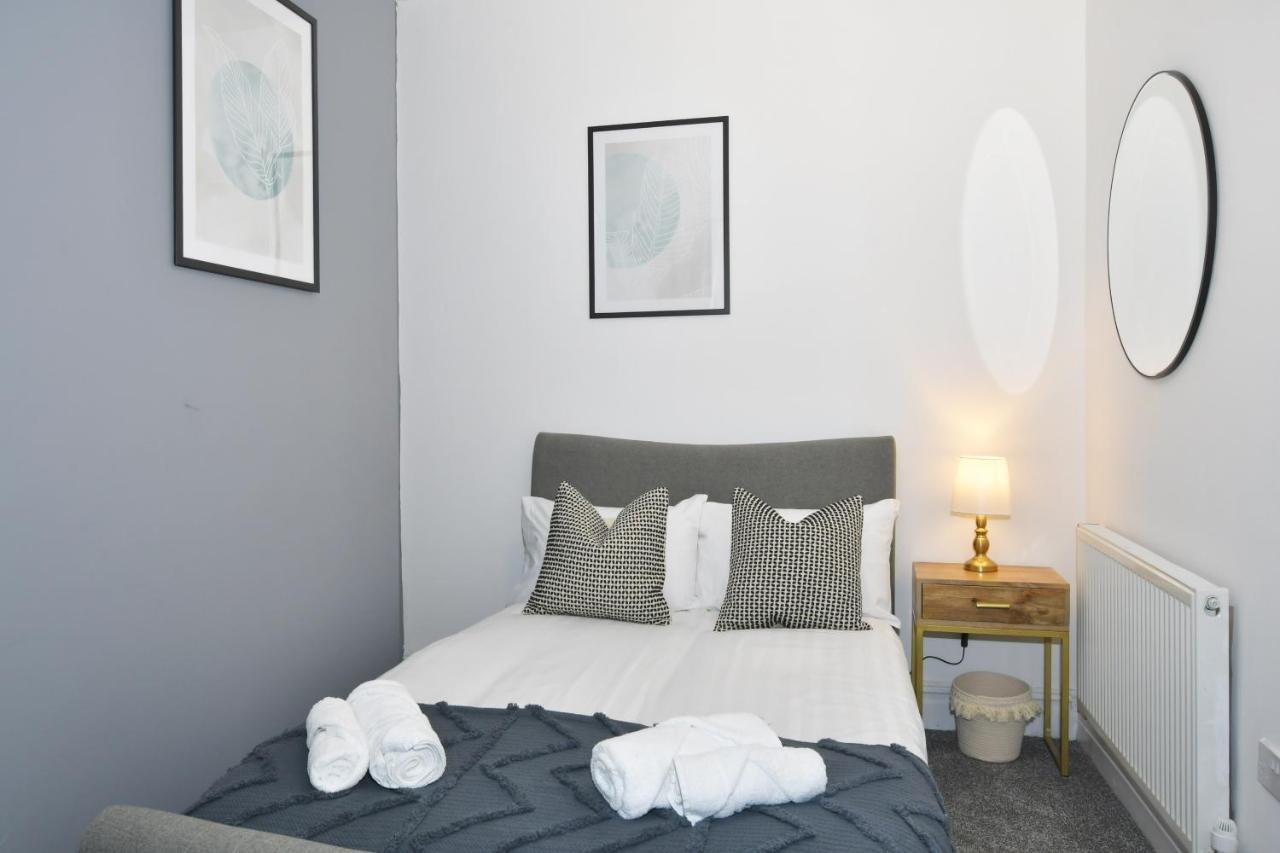 Parotia House By Yourstays - 3 Bedroom House In Stoke-on-Trent