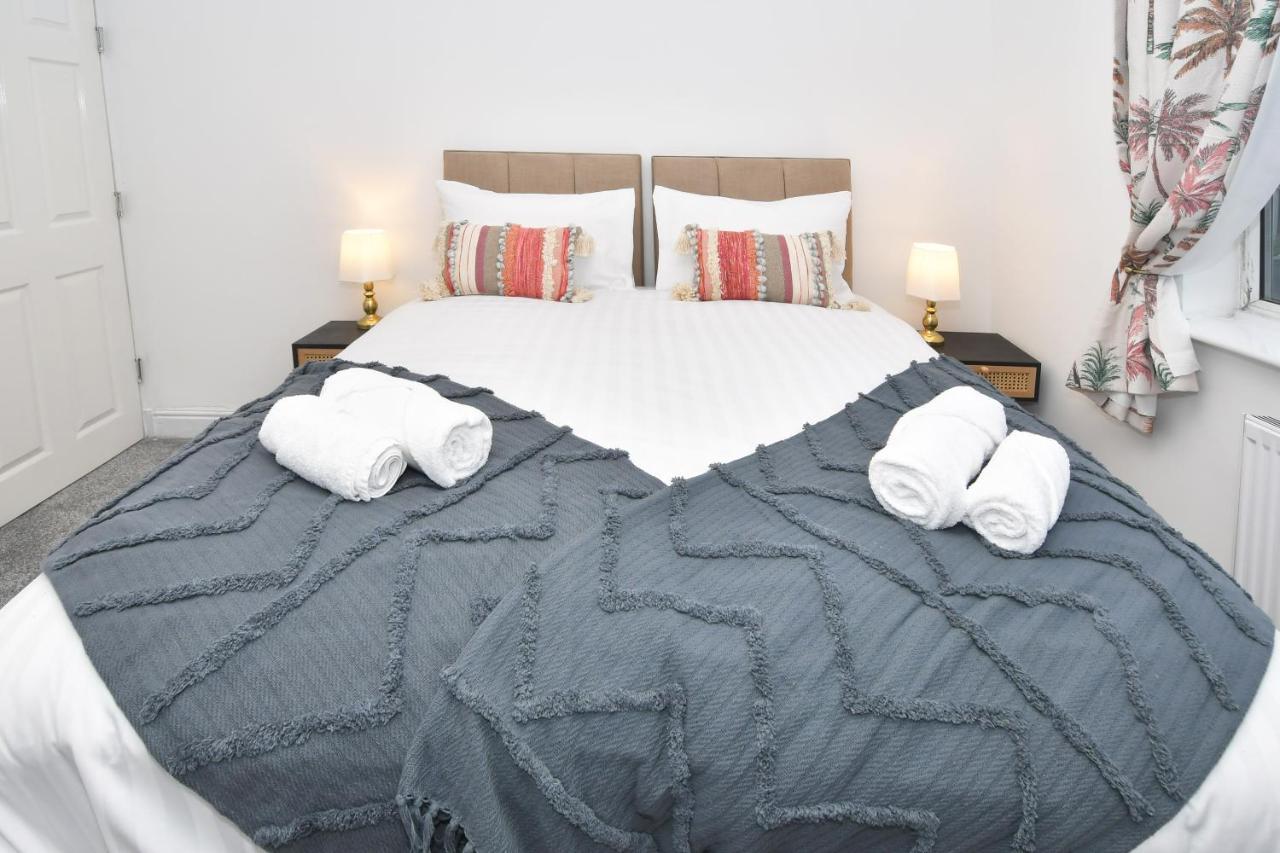 Parotia House By Yourstays - 3 Bedroom House In Stoke-on-Trent