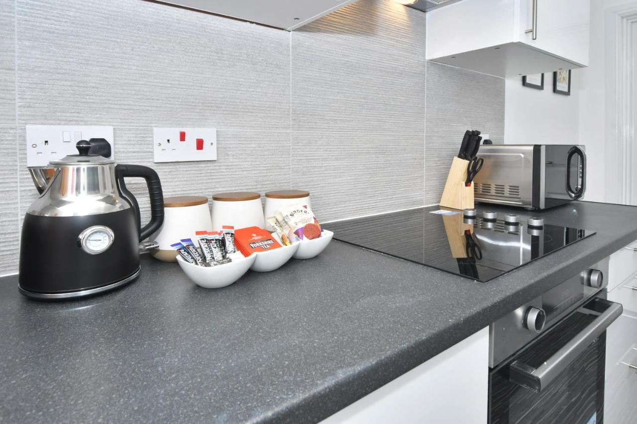 Apartment Parotia House By Yourstays - 3 Bedroom House In Stoke-on-Trent