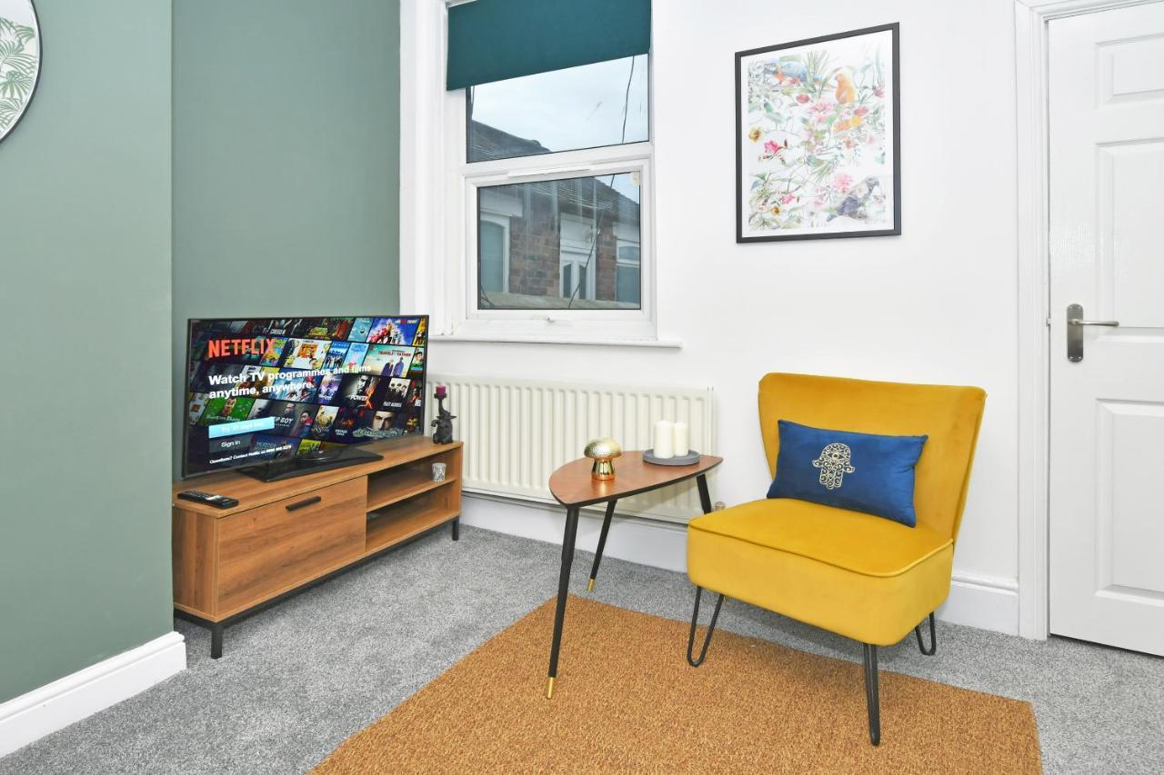 Apartment Parotia House By Yourstays - 3 Bedroom House In Stoke-on-Trent